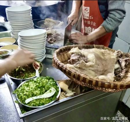 胡氏羊肉馆 同样是温江元老级的羊肉汤店 口碑一直很好 一到饭点店里