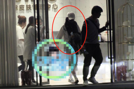 刘亦菲深夜现身美容院被拍 大胆穿浴袍出门 专人开门公主气场强 刘亦菲深夜现身美容院被拍 大胆穿浴袍出门 专人开门公主气场强