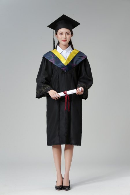 红色学士服可以代表军科类学生,红色的学士服是军事类的本科毕业生