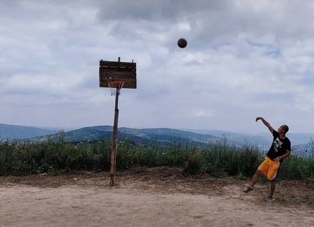 甘肃乡村小伙在山顶空地自制球架，沉浸式打球，网友：很像科比