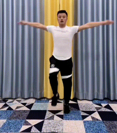 3,前后小跳 仍然保持笔直的站姿,双手自然叉腰,双腿并拢并且做前后