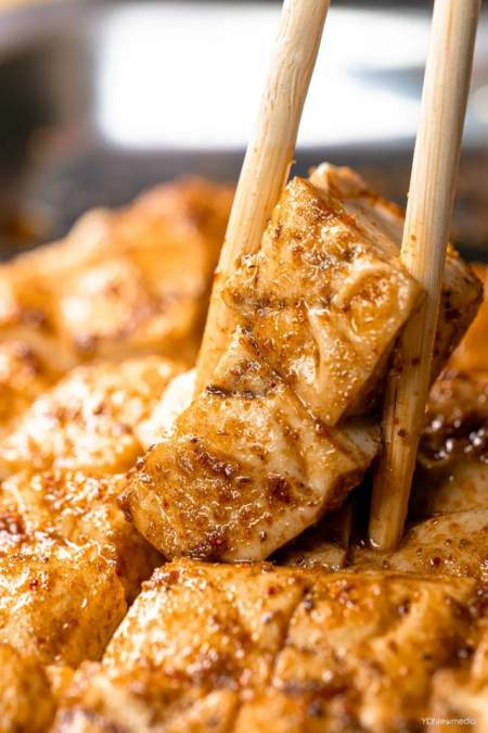 烤干子是水做的,筷子轻轻一夹就要碎.