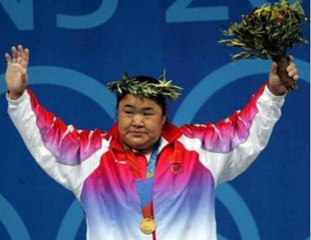 “惊天一举”：山东姑娘为拿金牌，举起182.5公斤杠铃，七窍流血