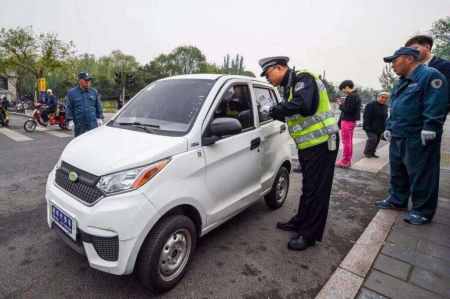 开老年代步车上路被抓，大爷不服气反问交警：买车的时候你哪去了(图4)