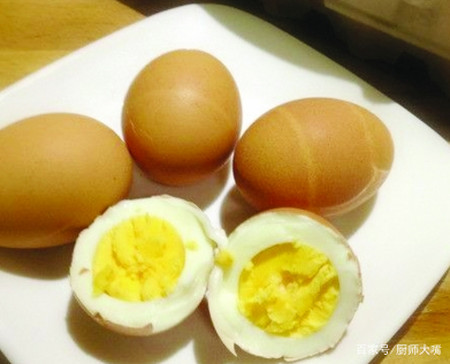 水煮鸡蛋只用清水就错了，多加1步，蛋壳一碰就掉，鸡蛋香嫩美味