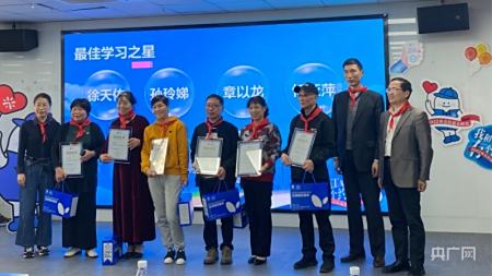 跨越数字鸿沟 “我来教您用手机”帮助社区老年人重塑自信
                
            