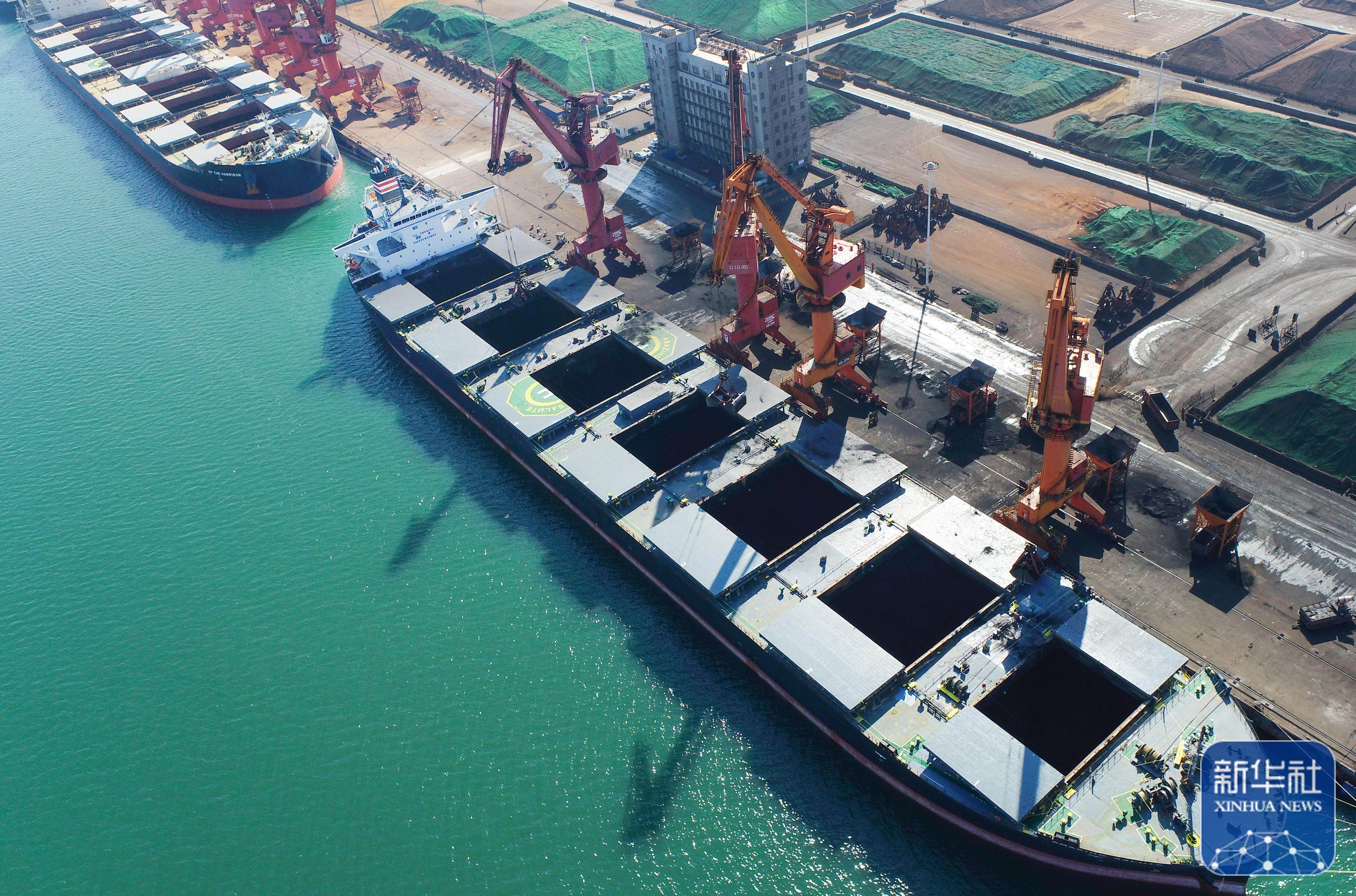 2月20日,煤炭运输船舶靠泊在江苏连云港港煤炭码头卸煤(无人机照片).