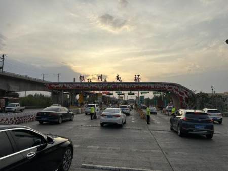 "3日14时,随着大量铁路旅客抵达北京南站,地铁4号线北京南站也开始