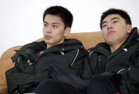 这场比赛也变成了杨鸣的练兵之战,后场的鄢手骐和马壮都获得了历练的