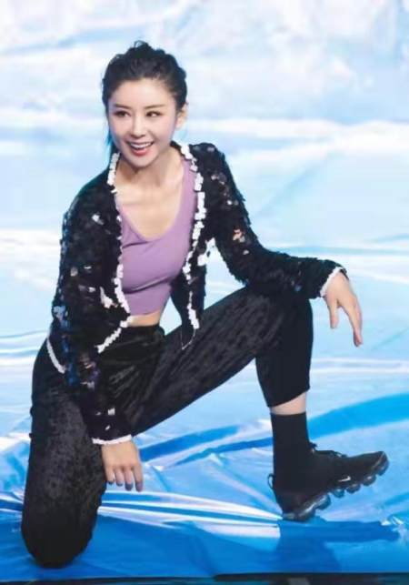 李小萌扎马尾跳舞似少女!圆脸瘦出尖下巴,穿灯笼袖毛衣不像35
