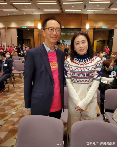 伏明霞老公罕露面,身材干瘦发际线堪忧,与甘比同框无富豪架子(图1) 伏明霞老公罕露面,身材干瘦发际线堪忧,与甘比同框无富豪架子(图1)