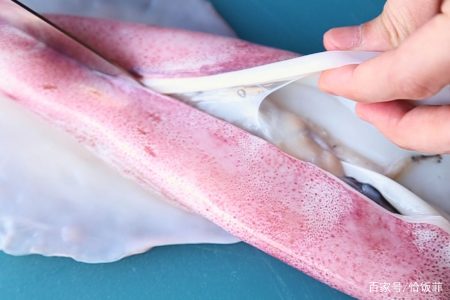 1,准备好的鱿鱼,将鱿鱼清洗干净之后,将鱿鱼洗干净去皮,然后交叉切成