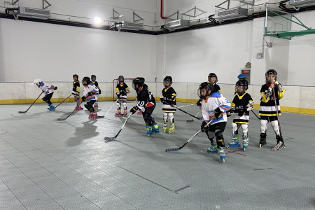 在金银湖二小,学校将用以赛代练的方式,让学生系统学习陆地冰球的基础