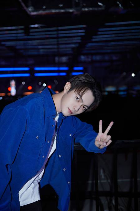 许凯帅照彰显绅士魅力,撩人眼神氛围拉满