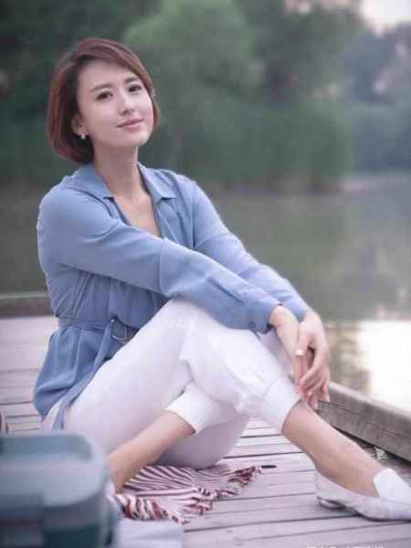 张蕾不愧是主持人出身,穿风衣配牛仔裤去度假,短发造型优雅大气