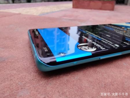 美观的曲面屏手机却毁誉参半!一文弄懂原因,确定追捧还是放弃(图5) 美观的曲面屏手机却毁誉参半!一文弄懂原因,确定追捧还是放弃(图5)