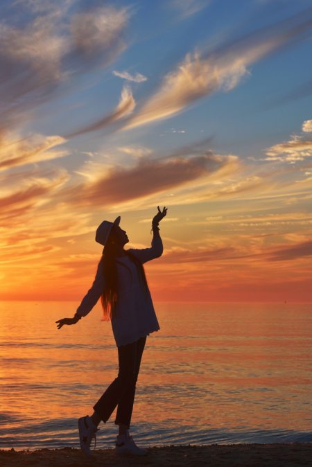 阿姨们外出游玩拍照,学好这些拍照姿势技巧,拍照耐看又大方典雅