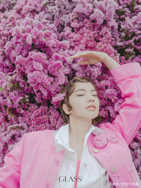 小松菜奈穿春夏系列 粉色抹胸裙 黑色复古凉鞋 这搭配看不懂了 小松菜奈穿春夏系列 粉色抹胸裙 黑色复古凉鞋 这搭配看不懂了