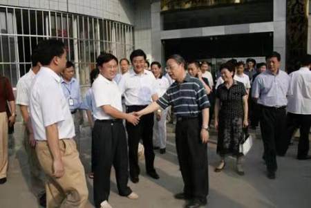他曾任广州市长,后来被调往贵州省,61岁担任贵州省长,今年75岁(图2) 他曾任广州市长,后来被调往贵州省,61岁担任贵州省长,今年75岁(图2)