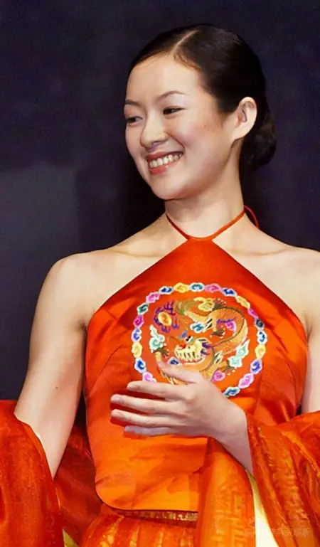 穿|章子怡真是啥都敢穿，这么接地气的“兜兜装”，她穿竟也不丑