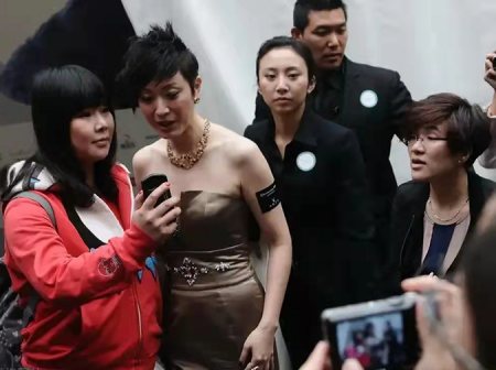 陈法蓉穿露肩装亮相,被指排场太大,网友:“真把自己当巨星了”(图3) 陈法蓉穿露肩装亮相,被指排场太大,网友:“真把自己当巨星了”(图3)
