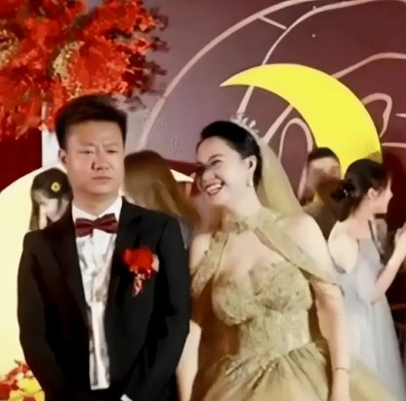 山东济南，一对新人婚礼现场，新郎满脸不悦，新娘却笑得很开心(图3)