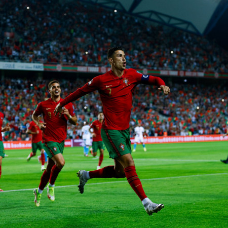 3-1到2-0！葡萄牙爆发，挺进世界杯后，再迎决战，C罗冲击2大纪录