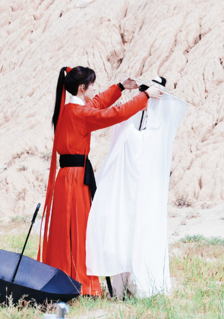 《吉星高照》名场面！花城掀谢怜斗笠神还原，翟潇闻张凌赫演CP-吉星高照谢怜改为男二