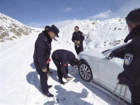 结冰现象,恶劣的天气环境给行车安全带来了隐患,极易引发道路交通事故