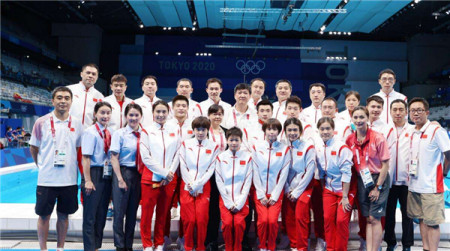 随中国队出征短池游泳世锦赛 长高了的全红婵秀跳海