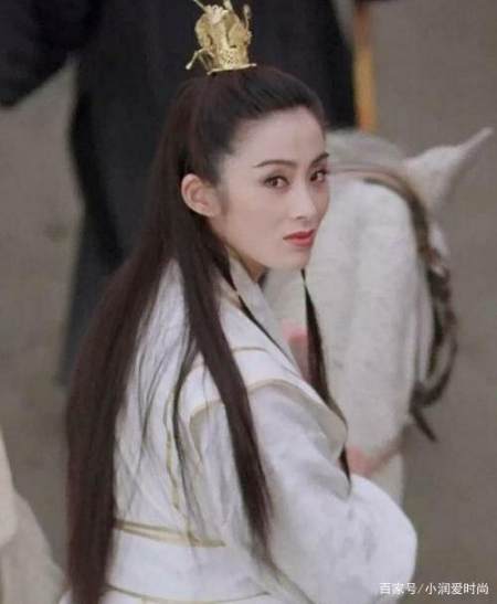 53岁张敏真是美了一辈子，年轻时穿衣经典不过时，老年也美艳时髦