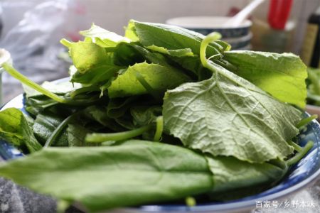 食材準備:幹辣椒,大蒜瓣,野菜.