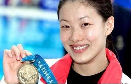 她14岁夺奥运冠军，后嫁大26岁香港财政司长，今生活美满