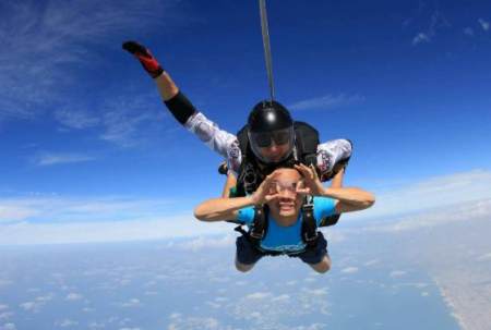 她从4400米高空跳下，降落伞打不开，不料却被10万只小生命拯救