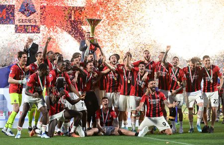 时隔11年，意大利AC米兰足球俱乐部再度夺得意甲冠军