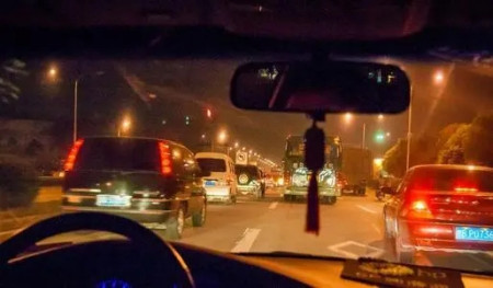 老司机:夜间高速开车的“四大技巧”,都是经验总结,新手快收藏(图1) 老司机:夜间高速开车的“四大技巧”,都是经验总结,新手快收藏(图1)