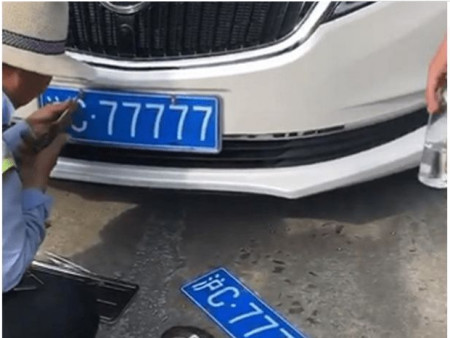 上海男子摇到666车牌,字母让人欲哭无泪,终生进不了城(图1) 上海男子摇到666车牌,字母让人欲哭无泪,终生进不了城(图1)