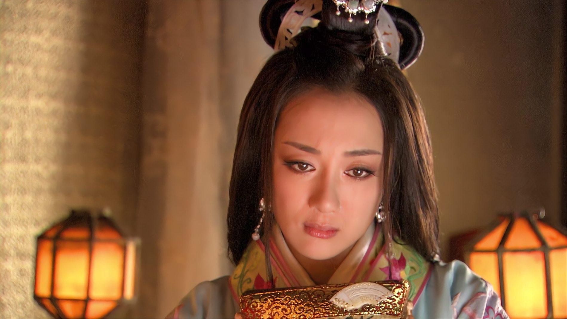 新洛神:甄宓抱着枕头,回忆自己和杨洋的甜蜜过去,瞬间泪流不止