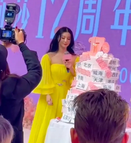 这还是范冰冰吗?低调现身某晚宴,脸蛋腰线臃肿发福,沦为素人!(图2) 这还是范冰冰吗?低调现身某晚宴,脸蛋腰线臃肿发福,沦为素人!(图2)