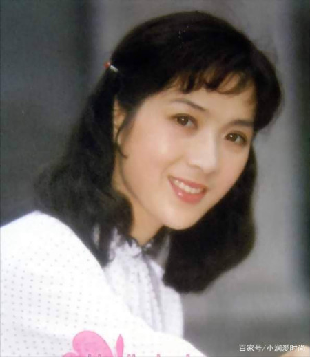 龚雪人生活得真漂亮，年轻时穿衣经典不过时，老年穿衣也时髦洋气