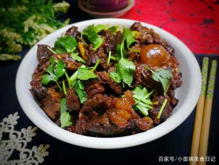 【紅燒羊肉】食材:羊腿肉3斤多,蔥段,薑片,冰糖,幹辣椒,八角,香葉