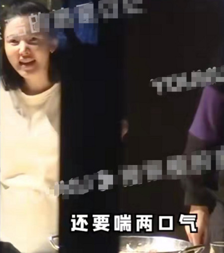 演员杨子姗被曝怀孕，外出就餐孕肚明显，与台湾老公结婚6年(图2)