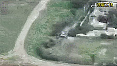 俄军坦克兵被炸飞3米高！俄军装甲冲锋：遭标枪导弹打爆遍地残骸