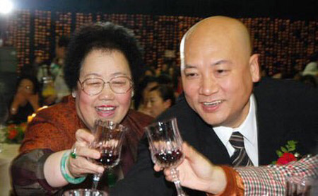 唐僧扮演者迟重瑞,娶了大他11岁的富商陈丽华,共同谱写爱的佳话(图5) 唐僧扮演者迟重瑞,娶了大他11岁的富商陈丽华,共同谱写爱的佳话(图5)