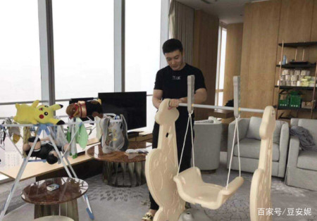 晒晒黄晓明在上海的豪宅,家里连阳台都没有,只能在客厅里晾衣服