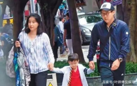 伏明霞老公罕露面,身材干瘦发际线堪忧,与甘比同框无富豪架子(图7) 伏明霞老公罕露面,身材干瘦发际线堪忧,与甘比同框无富豪架子(图7)