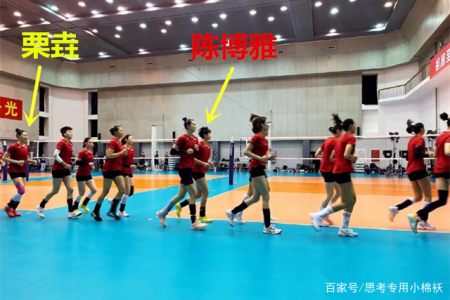 中国女排最新照片！郎平钦点王牌笑容满面，20岁新星首进国家队