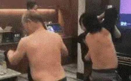 一群中年男子结到工程款后在KTV喝酒庆祝,脱掉衣服集体兴奋尬舞(图2) 一群中年男子结到工程款后在KTV喝酒庆祝,脱掉衣服集体兴奋尬舞(图2)