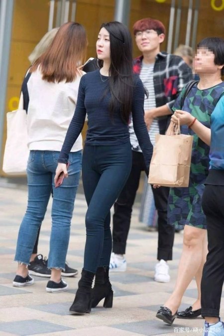 黑色紧身上衣搭配高腰牛仔裤 高挑迷人 秀出曼妙身姿 黑色紧身上衣搭配高腰牛仔裤 高挑迷人 秀出曼妙身姿