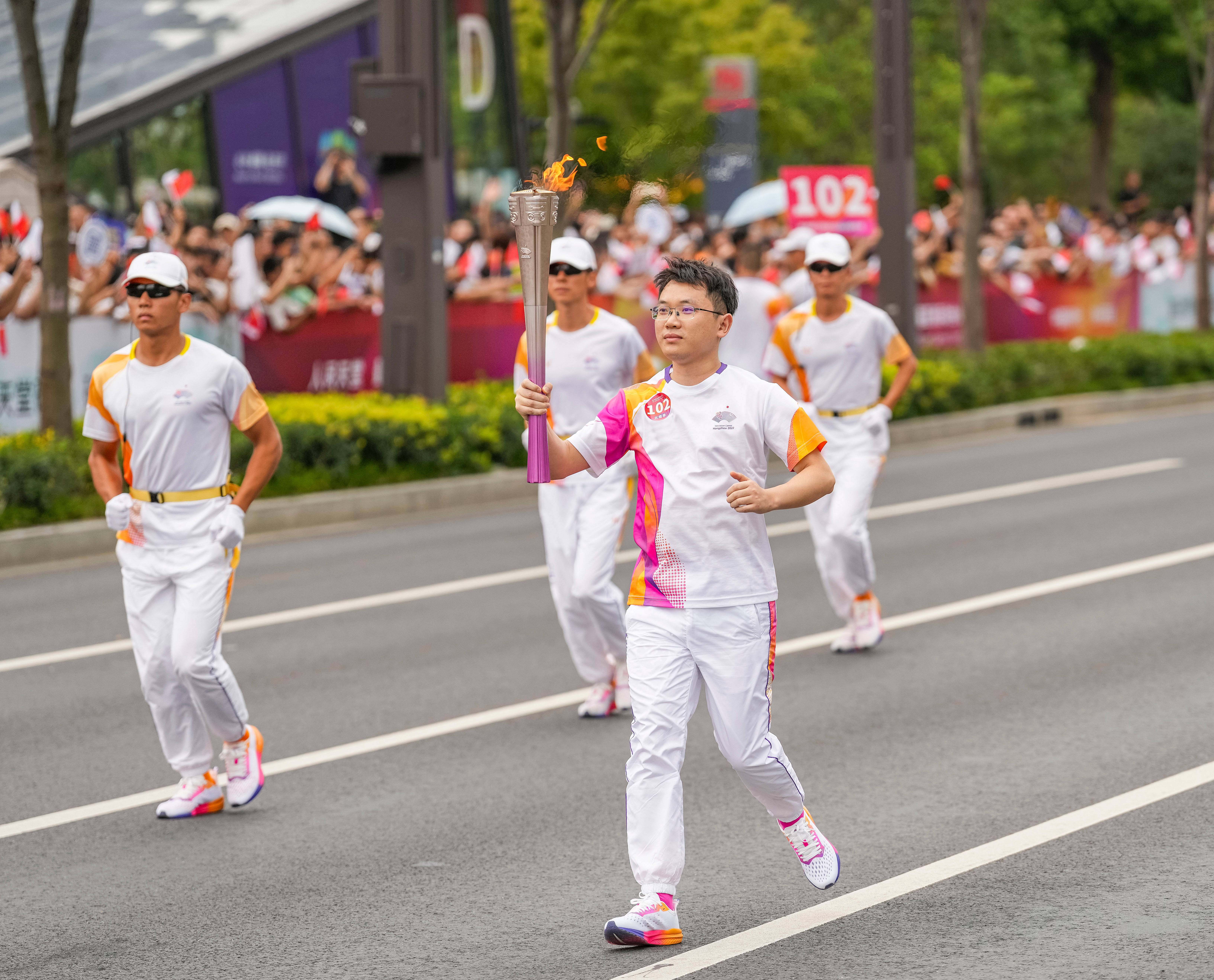 接力火炬傳遞助力精彩亞運杭州亞運會火炬傳遞活動以晴好雨奇的西子湖